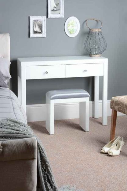 4025182f4262063211be391b8c6dcefb8b2c35fa1c742a9e820329cd6f3051d2.jpg An Image of MADISON White Glass Dressing Table with 4 Legs
