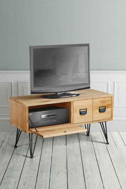 d7d8f7accdb0173e605e3eb36ca17ca5685ea995f1eded08037e46705d7f08b2.jpg An Image of Felix Industrial Media Unit - Solid oak and steel