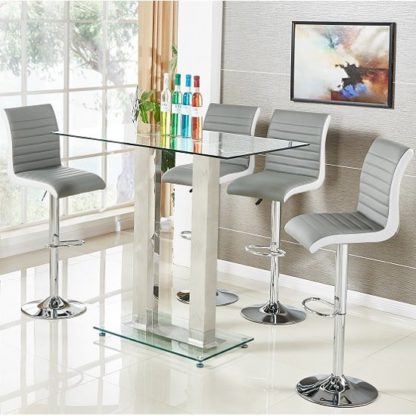 7143c0c63b3884e8dac3a27fd7082deff248977e297946957f9e84559572c53f.jpg An Image of Jet Glass Bar Table In Clear With 4 Ritz Grey Bar Stools
