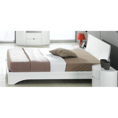 777633b7c7859ee353795b6eeac2fe2e72abd911d5aeeb455ebb9e29859df3ae.jpg An Image of Laura King Size Bed In White High Gloss