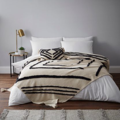 An Image of Elias Natural 100% Cotton Throw Cream and Black