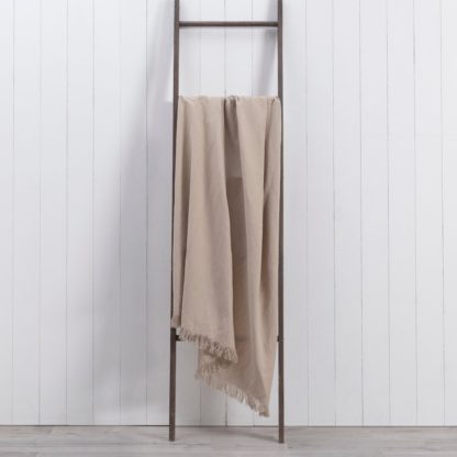 14c1d6834dcae6a10c531f6e01a546a62467fada6598f5971c6fdb682deeacd0-1.jpg An Image of Linen Mix Throw Brown