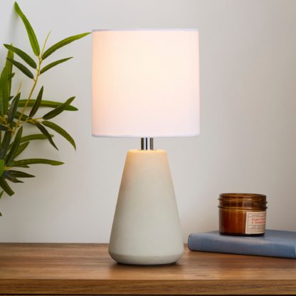 20738c94f67ac868c5b465202ad5ea28999e5ef3bf749906a5636ab84956ca5c-1.jpg An Image of Cadoc Concrete Table Lamp Grey