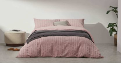 An Image of Laboni Seersucker 100% Cotton Duvet Cover + 2 Pillowcases, King, Dusty Pink