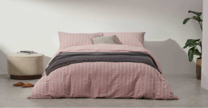 393038fd3ab7520202e1aad9258f8e9193bf3e013ecc0f19ff50a9a284959b36-1.jpg An Image of Laboni Seersucker 100% Cotton Duvet Cover + 2 Pillowcases, King, Dusty Pink