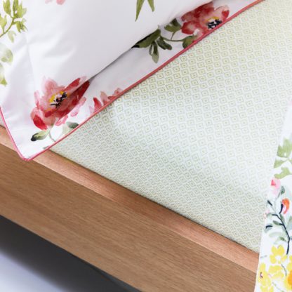 An Image of Joules Kelmarsh Floral 100% Cotton Fitted Sheet MultiColoured