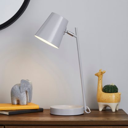 8b0b0bc6297e604fa1acc8e6fe2f730594eb6c76334194a4579a9dd3154094f6-1.jpg An Image of Cisco Modern Trinket Tray Task Lamp Pink