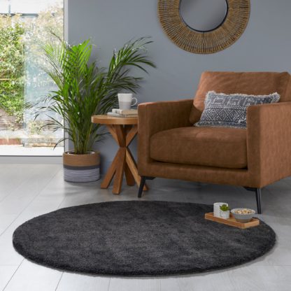 9d4bbc7ced18ed92b2a0568b95e5dd56e98763f44f630429681729ed91894fa8-1.jpg An Image of Jude Circle Rug Cream