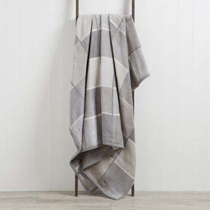 abce6d2781421dc0e0196e9645db95b6acc9d1c5504eb9a44d34615d3b45884d-1.jpg An Image of Thermosoft Checked 220cm x 240cm Blanket Chocolate Brown