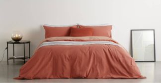 An Image of Solar Cotton Reversible Duvet Cover + 2 Pillowcase, King, Washed Red/Rose Pink UK
