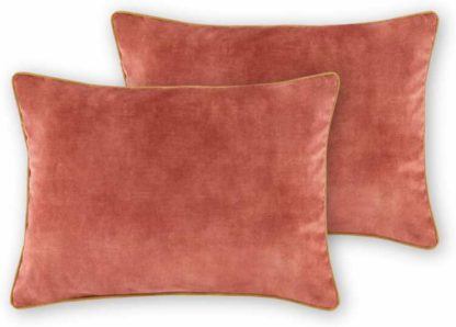 ba05ca46da12e810c56ddda485f62f26eca62cd7978cc2b9b4265903be75361d.jpg An Image of Castele Set of 2 Luxury Velvet Cushions, 35x50cm, Blush Pink with Gold Piping