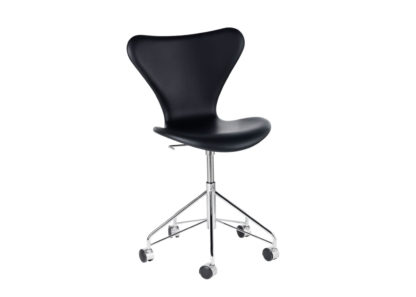 An Image of Fritz Hansen Series 7 Fully Upholstered Swivel Chair Leather Basic Black