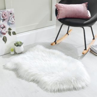 An Image of Single Pelt Faux Sheepskin Rug Cream