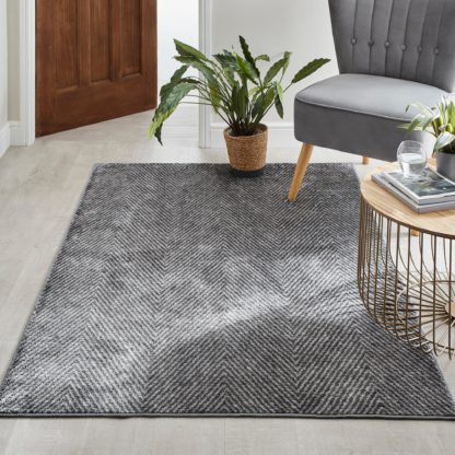 8922bfbaecac6b878776564df44dace0774aed626269411765a8873eb0bff5d6.jpg An Image of Printed Nylon Chevron Rug Navy