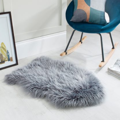 An Image of Single Pelt Faux Sheepskin Rug Cream