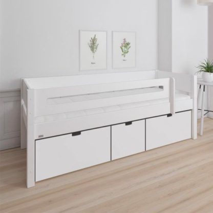 55f5a03715f8a2e4403c9ea6d2759f7dee6195ed8d6fb1e95c42bc09533cb22d.jpg An Image of Morden Kids Day Bed With Saftey Rail 3 Drawers In Snow White