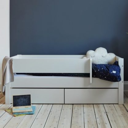799229521270270d2171e7e9214240f36389599177f8b0f5f6c827ef2dfe9ee8.jpg An Image of Huia Kids Day Bed With Saftey Rail And Drawers In White