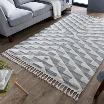 95bd94325a2654d450ec9b9b57463d77ef449d2186e8c64122841a5a25ae86b2.jpg An Image of Hampton Geometric Rug Grey and Beige