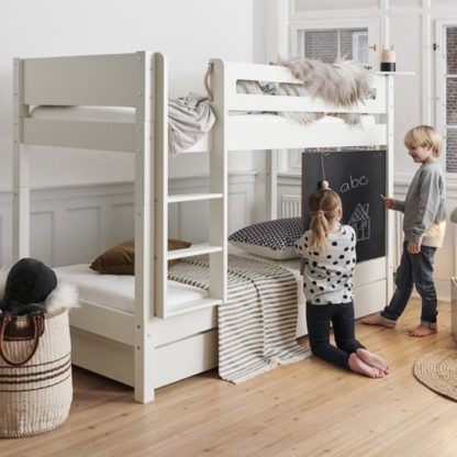 9b0efb05491de919cfe58c0b567616f13ae34b960a7470e91c34bd189ec4c307.jpg An Image of Morden Kids Bunk Bed With Safety Rail And Drawers In Snow White
