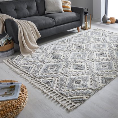 An Image of Victoria Geometric Rug Grey and White