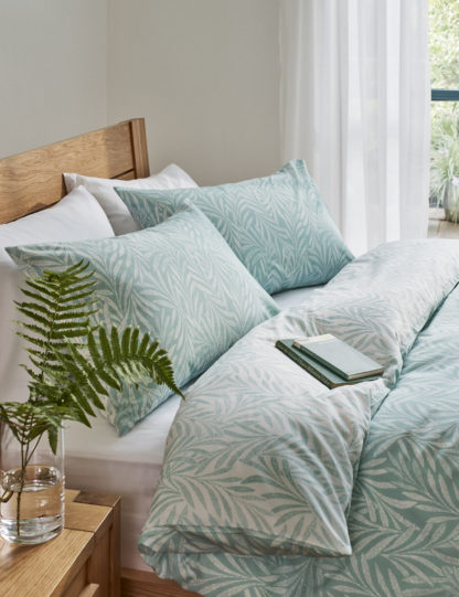 efadb2db5d664e3107817906170376b3522e640adc49d81910e01dd71173625e-1.jpg An Image of M&S Fern Print Bedding Set
