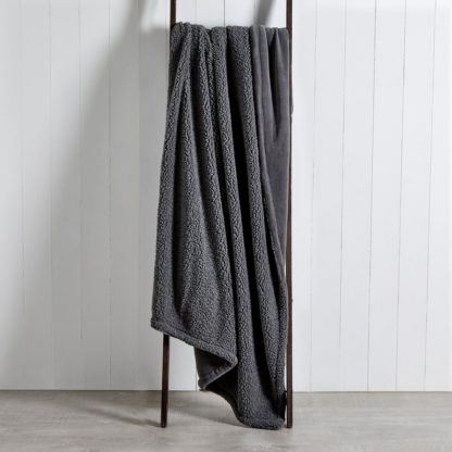 17bb80948d07d51ddb28d2f689ba27648a0b996aa4e2cafa63a4e594fdf7711f-2.jpg An Image of Reversible Teddy Throw Grey