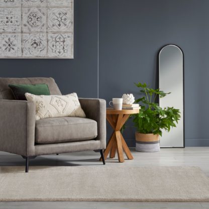428adfbd542bdd10d8583b52cc146154595e11a11ff8955dd2b6e7b4698a2f97-3.jpg An Image of Jude Rug Cream