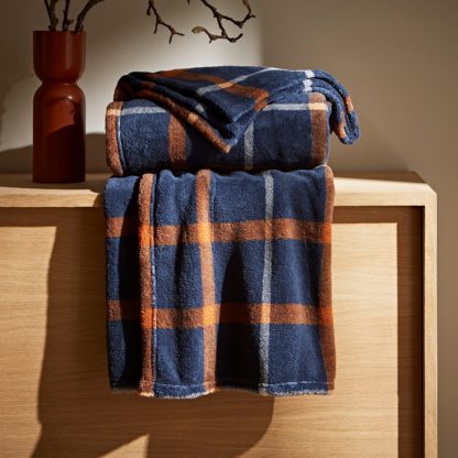 An Image of Check Fleece Throw Navy (Blue)