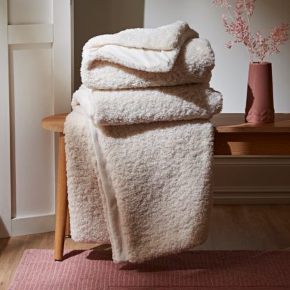 An Image of Borg Wool Look Throw Blush (Pink)