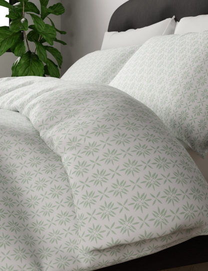 244ccd44ef37487638b6070d3f0fd5f13fb58d709eb631a69df7378e48d06185-2.jpg An Image of M&S Elena Geometric Bedding Set