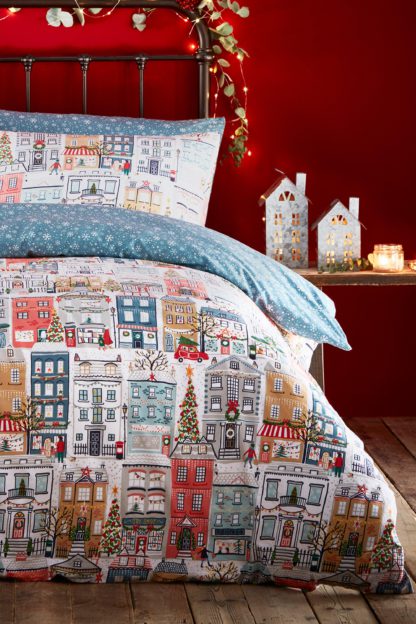 39136b41375d605c1cec6f83fd636300ff0014a1418f219bf79e08a52349cf32-1.jpg An Image of Christmas Festive Town Double Duvet Set
