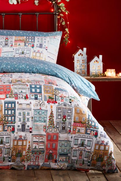 53a5fc749b8caba370947c90b323c7efa8a788a847adef4f1c9e61f79961497a-2.jpg An Image of Christmas Festive Town Double Duvet Set