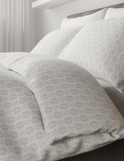 9ba18439882cbe998e05ae0da9c2d703d260f27e0bbeabf171128803d1151364-1.jpg An Image of M&S Elena Geometric Bedding Set