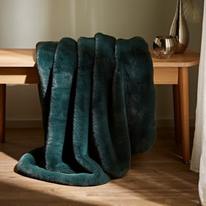 An Image of Silk Soft Faux Fur Bottle Green Throw Bottle (Green)