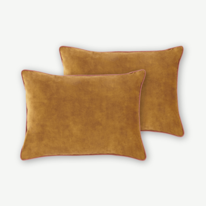 16ccde876cd8c581967d7b1cd7844ced52c37e444172dc29b98243ea20b7cdd5-1.png An Image of Castele Set of 2 Luxury Cushions, 35 x 50cm, Gold with Blush Pink Piping