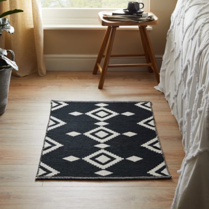 9c76700e0578d75fb30376377f4ad14f15e94e3e2d08f4faf1dd246c99286a8d.jpg An Image of Jacquard Rug 60 x 90cm Jacquard Black