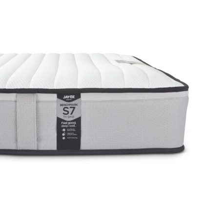 An Image of Jay-Be Benchmark S7 Tri-Brid Pocket Spring Mattress - 4ft Small Double (120 x 190 cm)