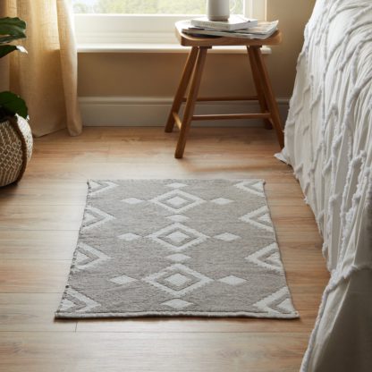 d6e3f7b18a3cd05d64eb9bc1a24bd8e607081f5a9b60ab55bf32074664d54f29.jpg An Image of Jacquard Rug 60 x 90cm Jacquard Black