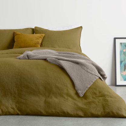 f5f1c2f1150d459611ce36be164c2a7428066e7b06fb5837cf69731508897ec3-1.jpg An Image of Brisa 100% Linen Duvet Cover + 2 Pillowcases King Size, Olive
