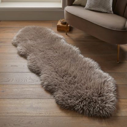 03322fa4dd0c82b25074b800bc732c47b3e453cc3147f1308b054cc73deff03e.jpg An Image of Luxe Double Pelt Faux Sheepskin Rug Luxe Ivory