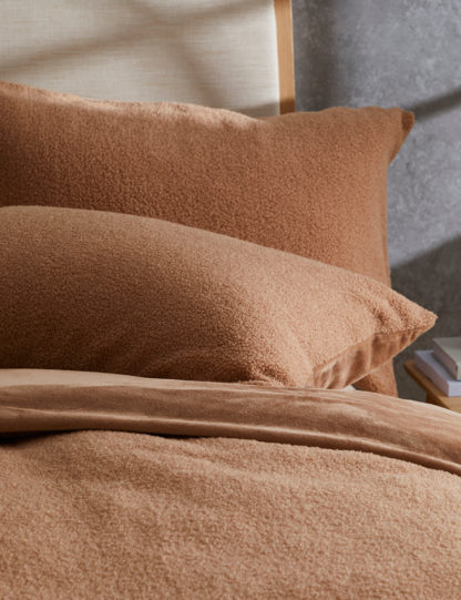 0a4365f6c42756d91d3c55cd23112c0d64408b4913416ea9004bf573c74dae0c-1.jpg An Image of M&S Teddy Fleece Bouclé Bedding Set
