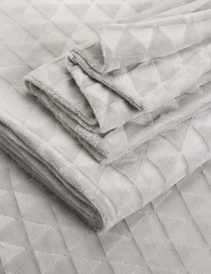 27a586e9065fd1f9e774cedc3a41266946fda105fcaa07118e1c6747f8d7081c-4.jpg An Image of M&S Fleece Geometric Bedding Set
