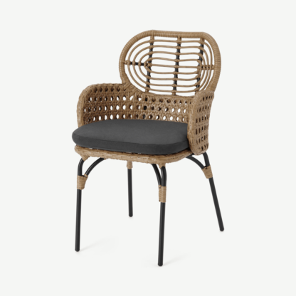 53da9811eeeb5c385191374d496ba0fa36f39521e59e32169842d6947335fe29.png An Image of Swara Garden Carver Chair, Polyrattan, Natural and Black