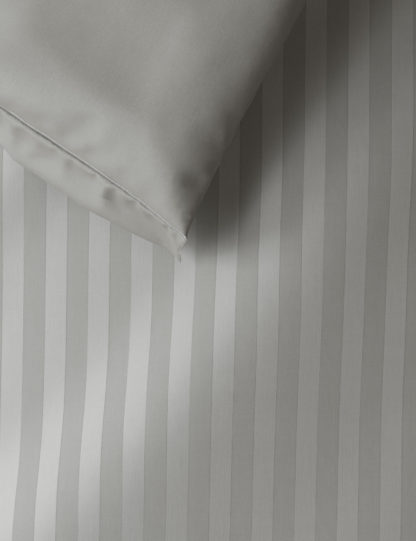 92899a0edcdca2fe422f3e1b8ed827d065888bdeac5b75530324178c36b31cbb.jpg An Image of M&S Autograph Unisex Pure Cotton Double Cuff Bedding Set