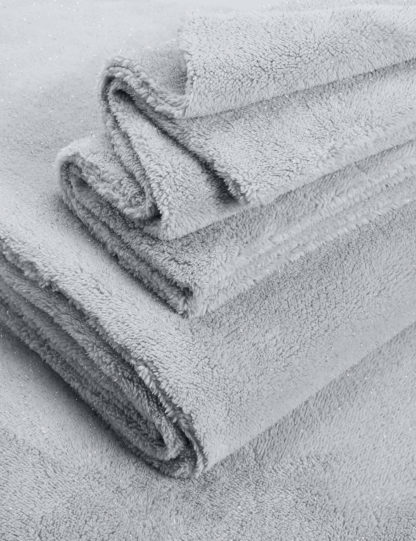 b72d2668c12b24eb9b7f9a7d806ec003e2ce6d588be70c7aadc8f4cd23549dcb.jpg An Image of M&S Sparkle Fleece Bedding Set