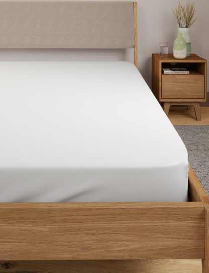 deec6e20ec637c021e29dd76344d9a99e35bc615d4969aca6101417df208670c-2.jpg An Image of M&S Egyptian Cotton 400 Thread Count Percale Fitted Sheet