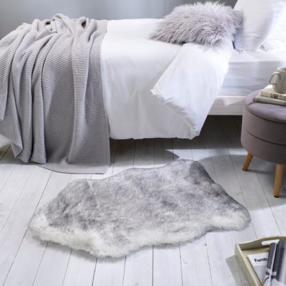 An Image of Copenhagen Single Pelt Faux Fur Rug Copenhagen Cream