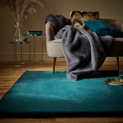 02b989bfc583e9233709786584f71f90737cd1087971c6735746dbb45f35a51e.jpg An Image of Plush Faux Fur Rug Faux Fur Plush Chateau Grey