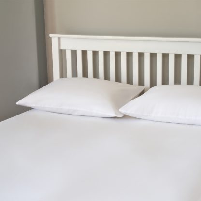 3938df9a8668428beaf29a70fbc5ae9059c3aaf72e7d309160d5308549e39e9e.jpg An Image of The Willow Manor 100% Cotton Percale Super King Fitted Sheet - Optic White