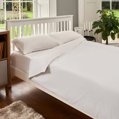 An Image of The Willow Manor Easy Care Percale Double Duvet Set - White